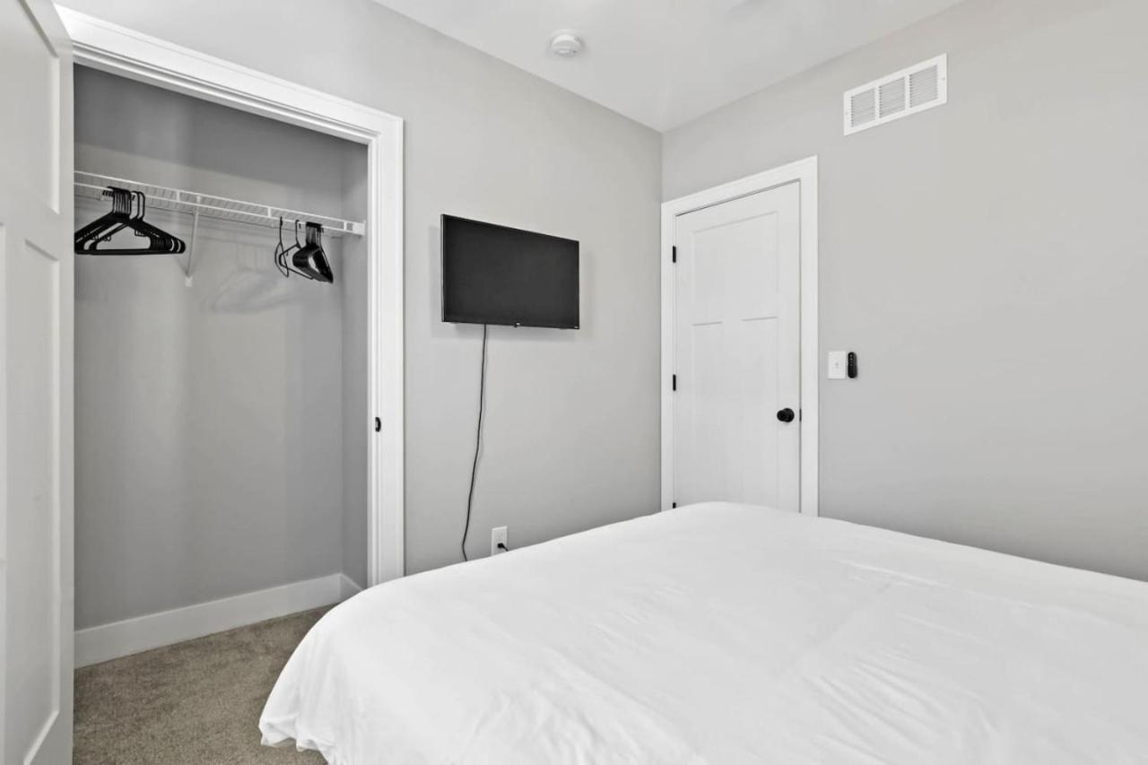 Massive Downtown With Hot Tub Holiday home Columbus