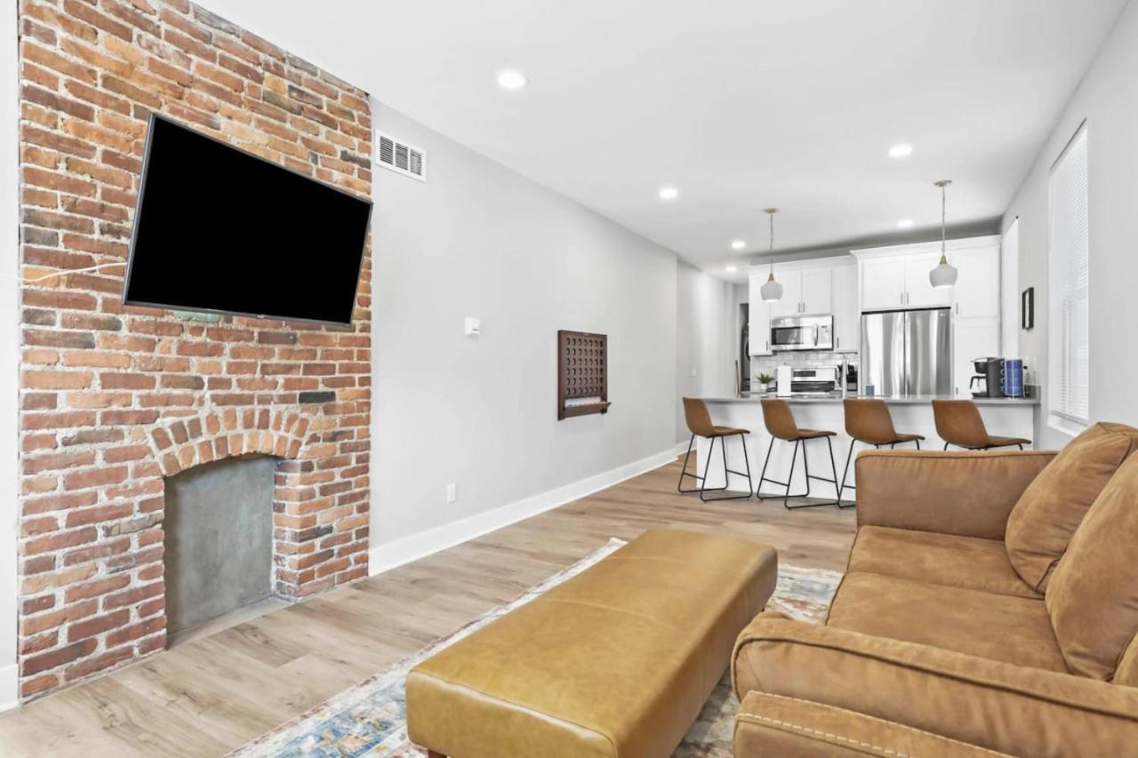 Massive Downtown With Hot Tub Holiday home